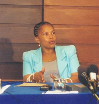 Christiane Taubira, photo © Kathleen Gyssels conférence de presse à Cayenne le 7 avril 2002