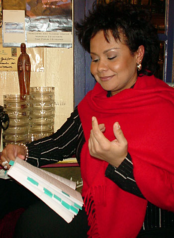 La comédienne Glady Arnaud, lors d'une soirée de lectures de textes extraits de Rue Monte-au-Ciel, au Bistrot d'Ernest à Paris, le 22 mars 2004