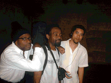 lors de l'enregistrement pour Île en île, l'auteur (à droite), accompagné de Soeuf Elbadawi (à gauche, vocal) et, au milieu, le musicien Baco.