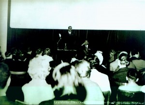 photo © collection particulière de Mme Béville Édouard Glissant au podium, Albert Béville assis à droite; Congrès Mondial des Écrivains et artistes noirs, 25-31 mars 1959, Rome (cliquez dessus pour voir la photo en grand format)