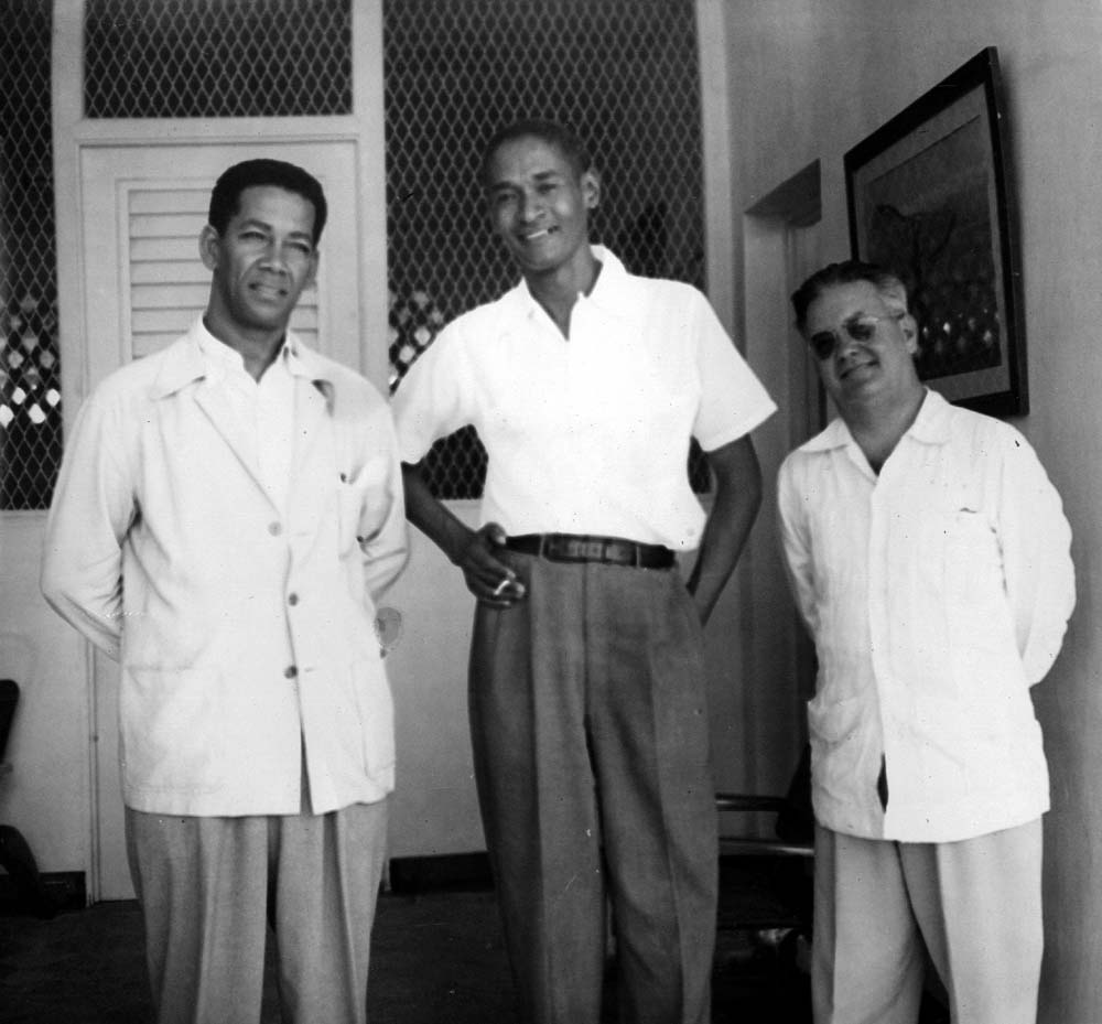 Roussan Camille (au centre) avec deux sculpteurs cubains : Teodoro Ramos Blanco (à gauche) et Juan José Sicre Vélez. Photo prise à Cuba, vers 1949.