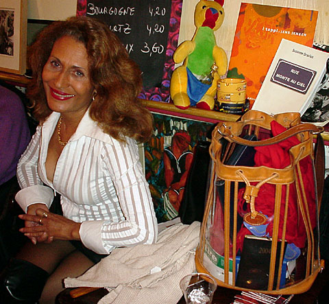 Suzanne Dracius, l'auteure, lors d'une soirée de lectures de textes extraits de Rue Monte-au-Ciel, au Bistrot d'Ernest à Paris, le 22 mars 2004. photos cette page © Thomas C. Spear
