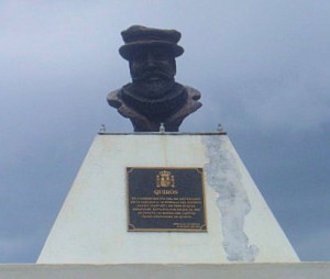 Le buste de Quirós, monument à Santo (photo Annie Baert)