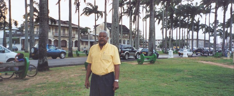 Serge Patient, place des Palmistes au centre-ville de Cayenne, avril 2002 photo © Kathleen Gyssels