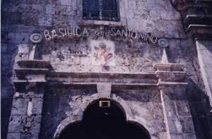 Entrée de la Basilica de Santo Niño photo © 1999 H. Morvan Cebu, Philippines 1999